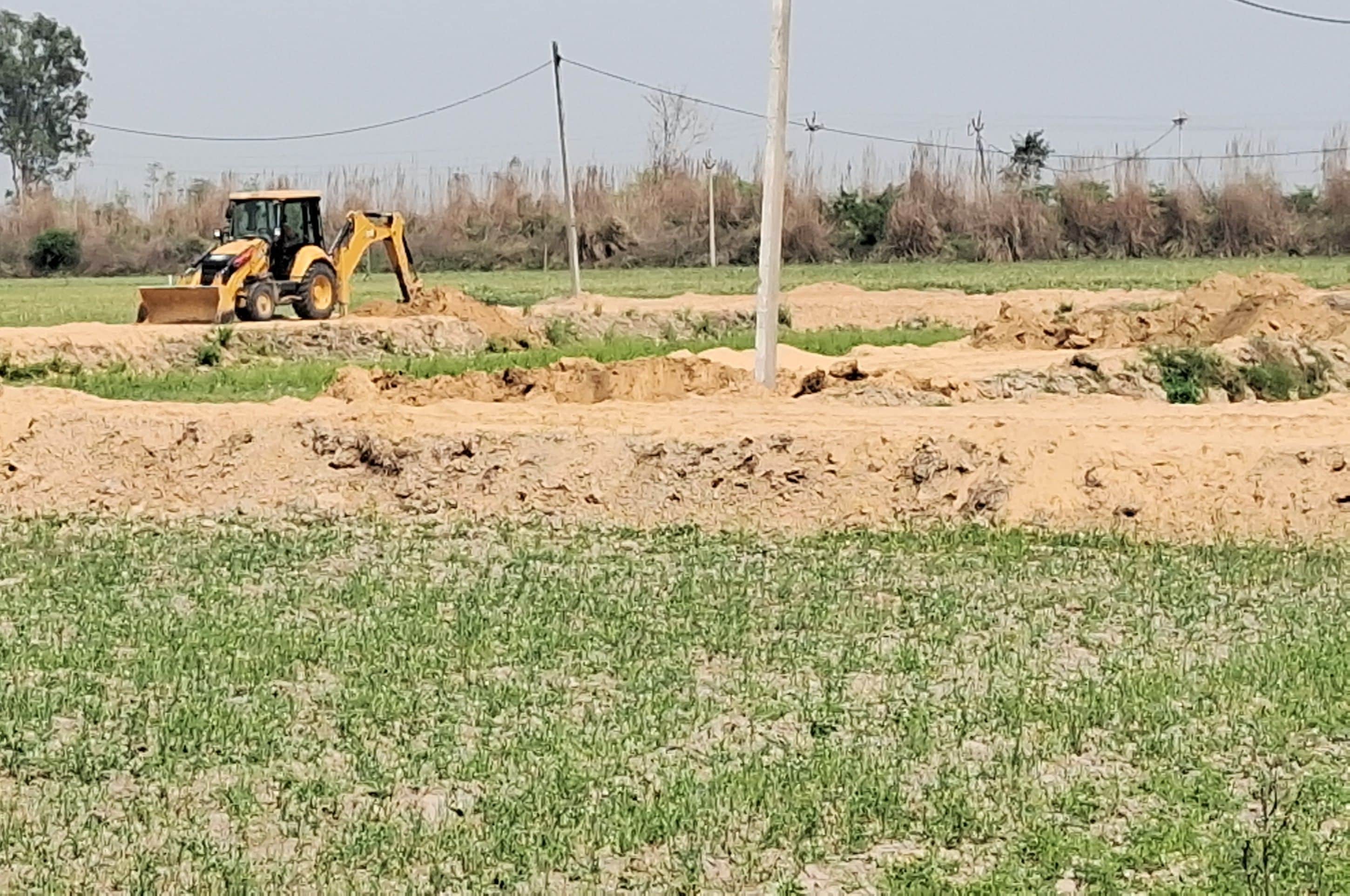 फोटो : सोनीपत के खरखौदा स्थित अवैध कालोनी में बनाई गई कच्ची गलियों को उखाड़ता बुलडोजर। संवाद