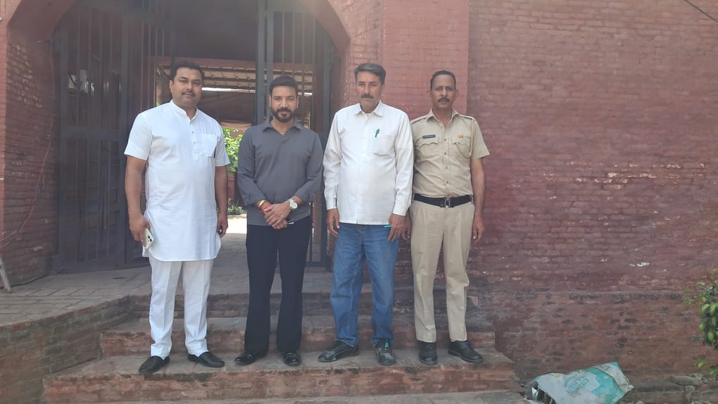 Vidur from the TV series *Suryaputra Karn* visits Swarnaprastha Museum; promises to donate an antique camera.