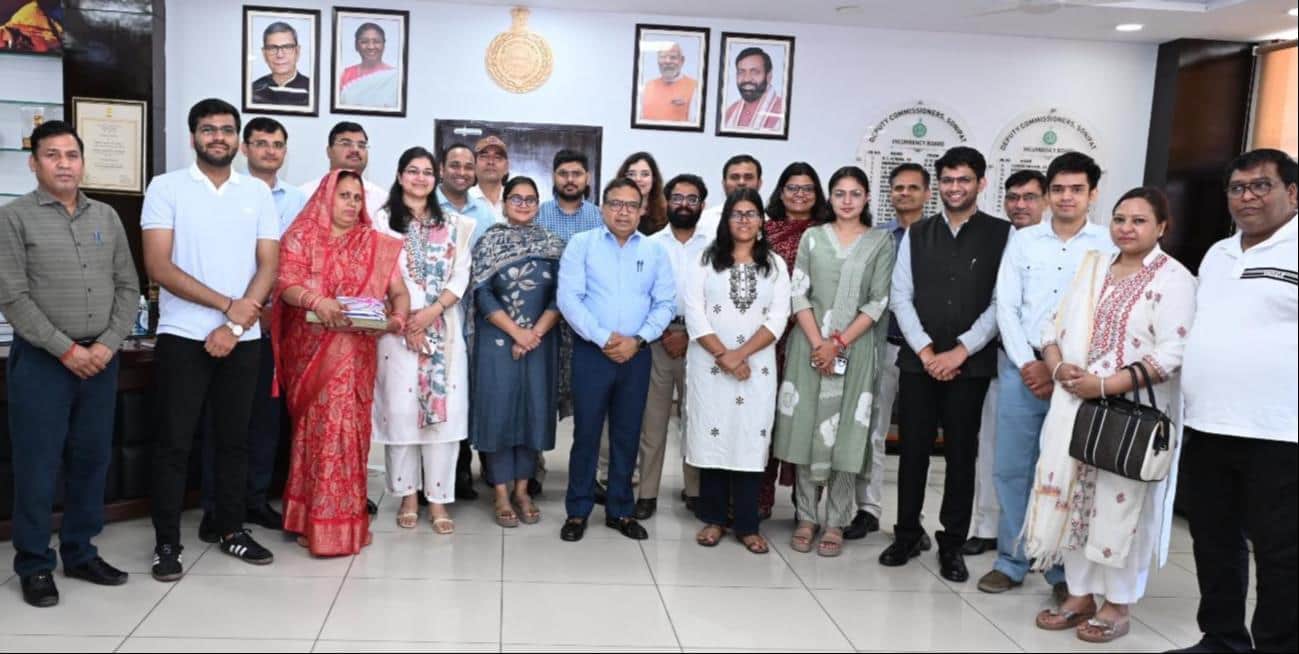 फोटो : सोनीपत लघु सचिवालय में पहुंचे यूपीएससी परीक्षा के मेधावी अभ्यर्थियों का स्वागत करते उपा