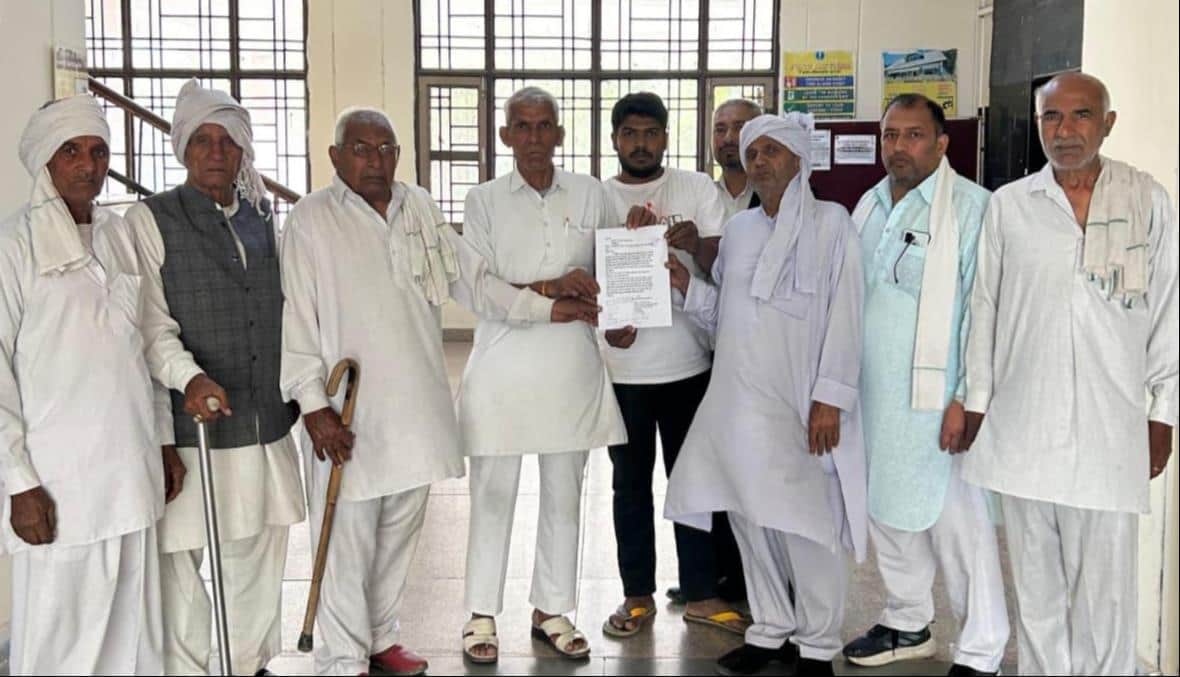 फोटो : सोनीपत लघु सचिवालय में उपायुक्त को ज्ञापन सौंपने पहुंचे हिंदू सेना परिषद के कार्यकर्ता।