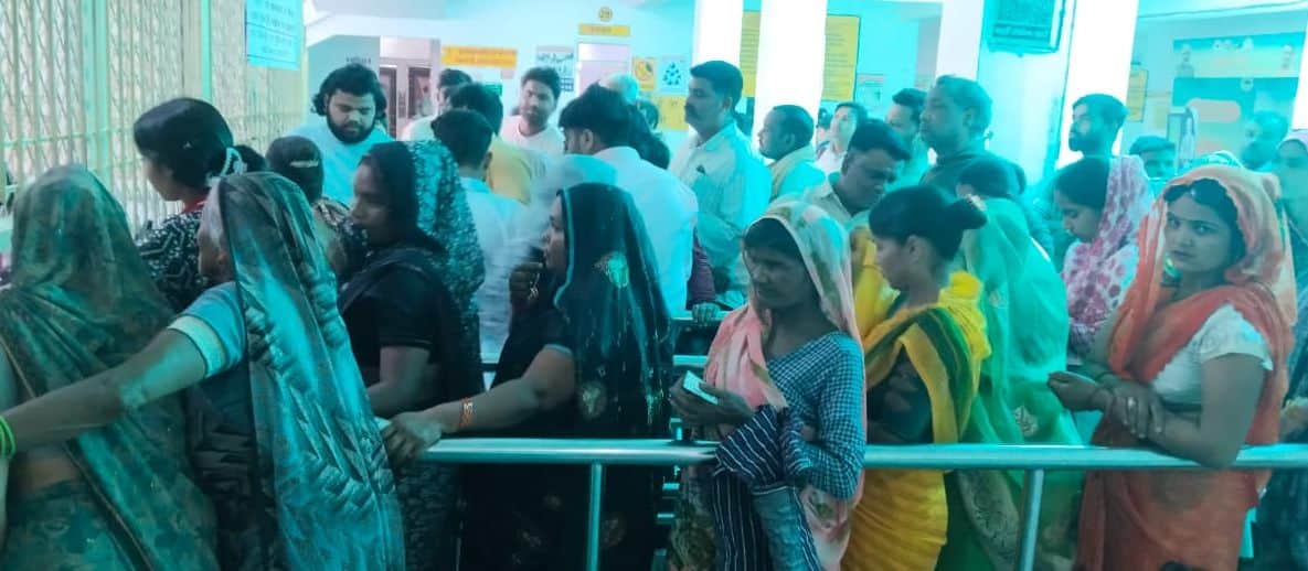 फोटो01जिला अस्पताल में पर्चा काउंटर पर लगी भीड़। संवाद