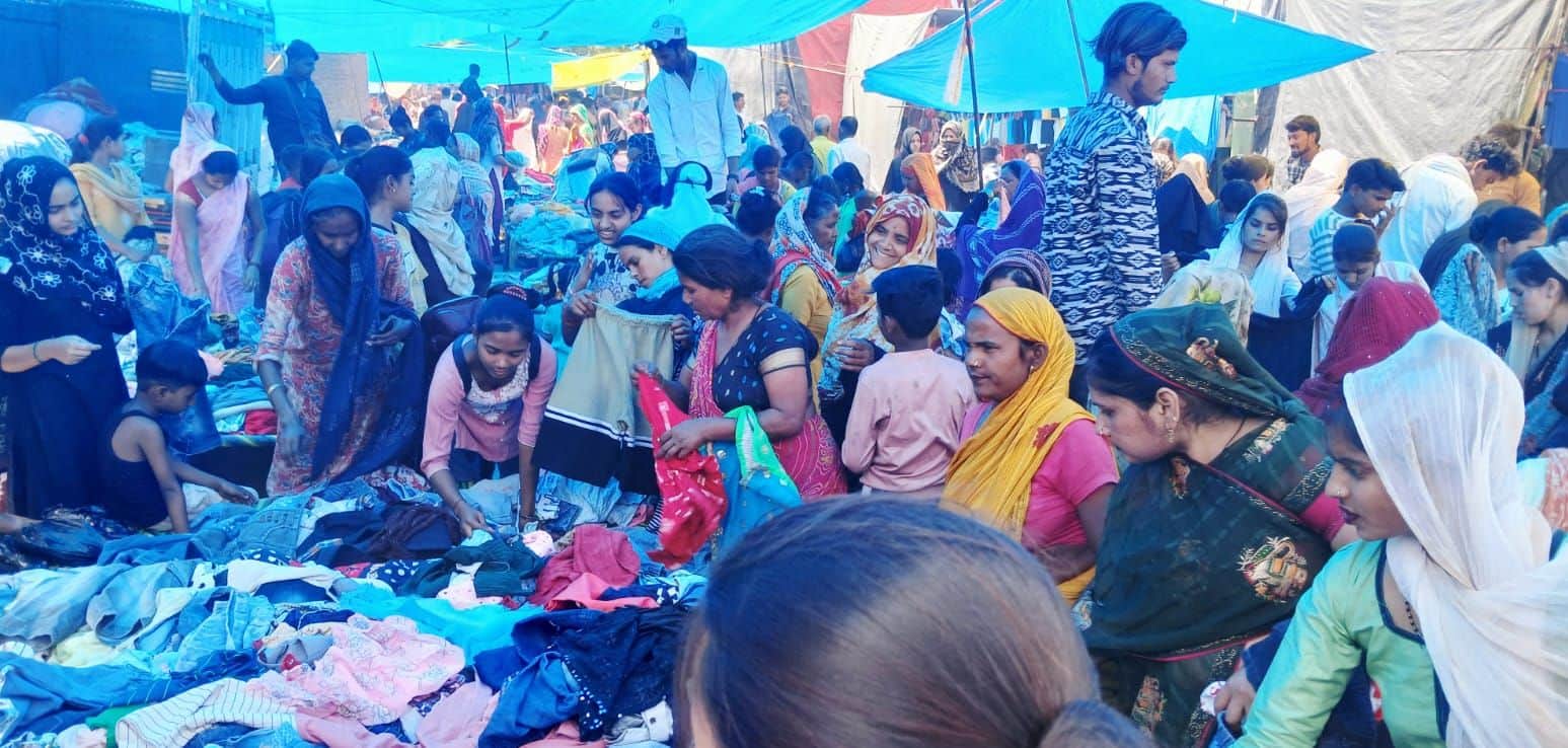 फोटो01कासगंज में ईद पर्व के लिए खरीदारी करतीं महिलाएं। संवाद