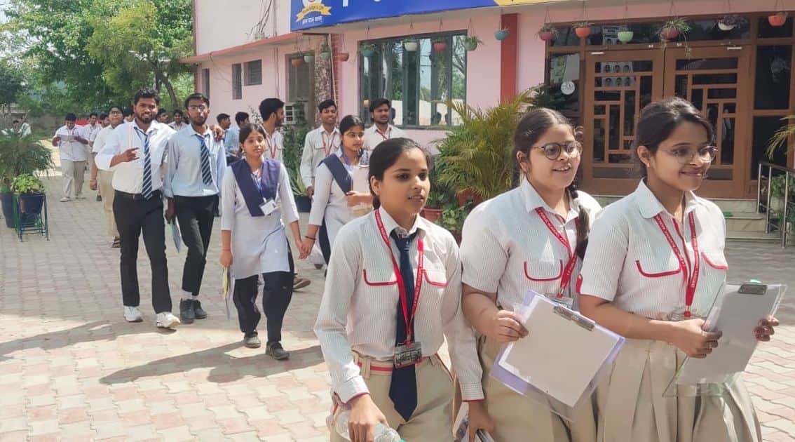 फोटो06कासगंज में एनआर पब्लिक स्कूल सीबीएसई परीक्षा केंद्र से परीक्षा देकर निकलते परीक्षार्