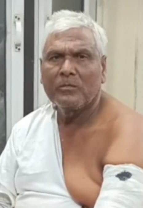 फोटो10 सांड़ के हमले में घायल किसान। संवाद