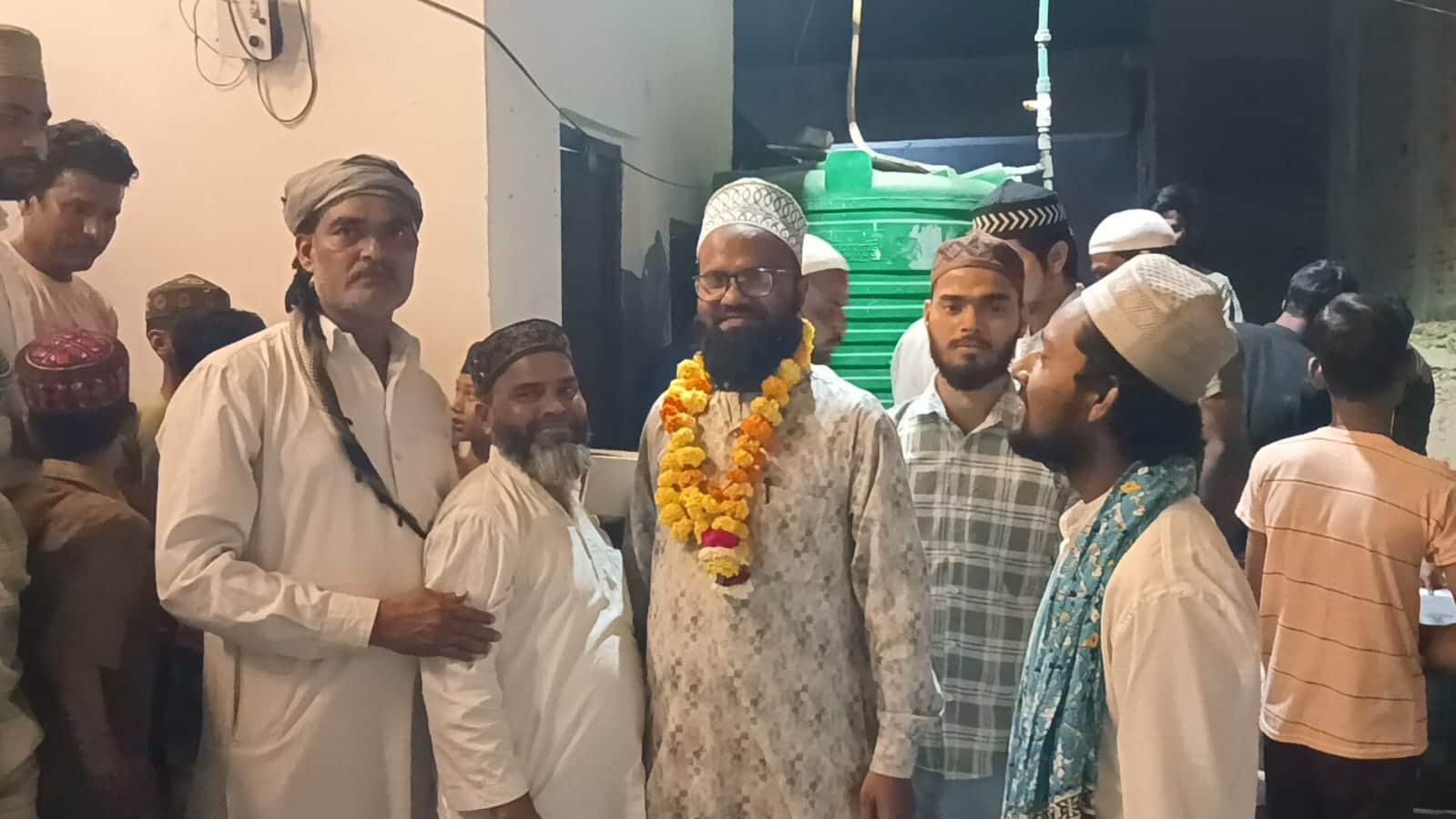 फोटो16एचएएमपी 26- हाफिज को उपहार देकर सम्मानित किया।   संवाद