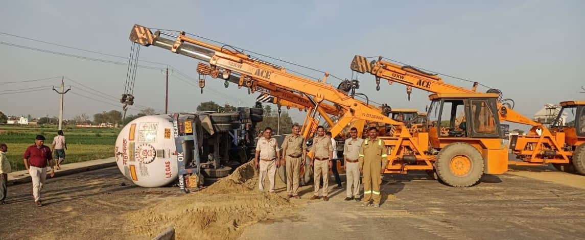 फोटो38कासगंज में निर्माणाधीन मथुरा-बरेली हाइवे पर पलटे एलपीजी टैंकर (कैप्सूल) को हाइड्रा से उ