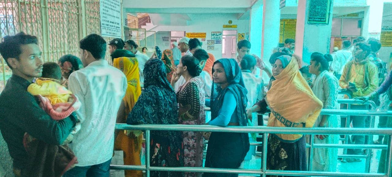 फोटो45जिला अस्पताल में पर्चा काउंटर पर लगी भीड़। संवाद