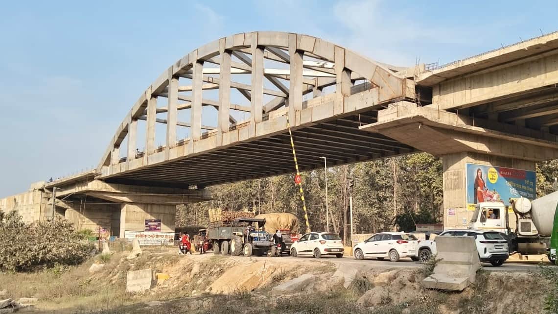 गोला में लखीमपुर मार्ग के रेलवे क्रॉसिंग पर निर्माणधीन ओवर ब्रिज। संवाद