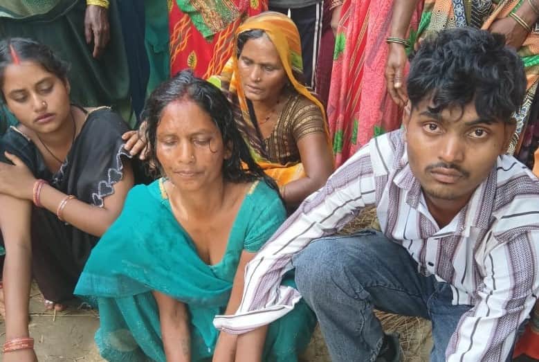 गुमसुम बैठे मृतक राजकुमार के परिजन। संवाद