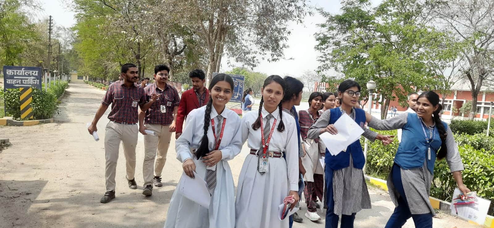 . गौरीगंज के नवोदय विद्यालय में परीक्षा देकर बाहर आते परीक्षार्थी। संवाद