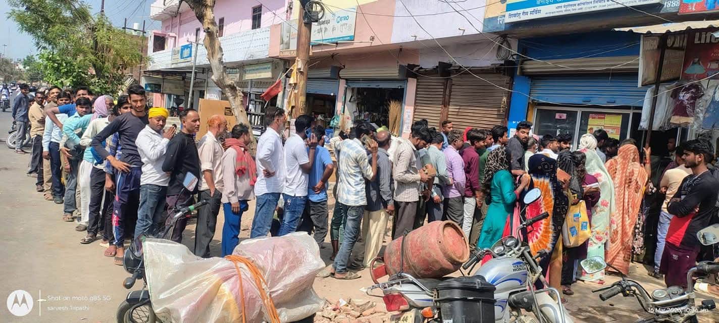 गौरीगंज स्थित गैस एजेंसी पर लाइन में लगे उपभोक्ता। संवाद