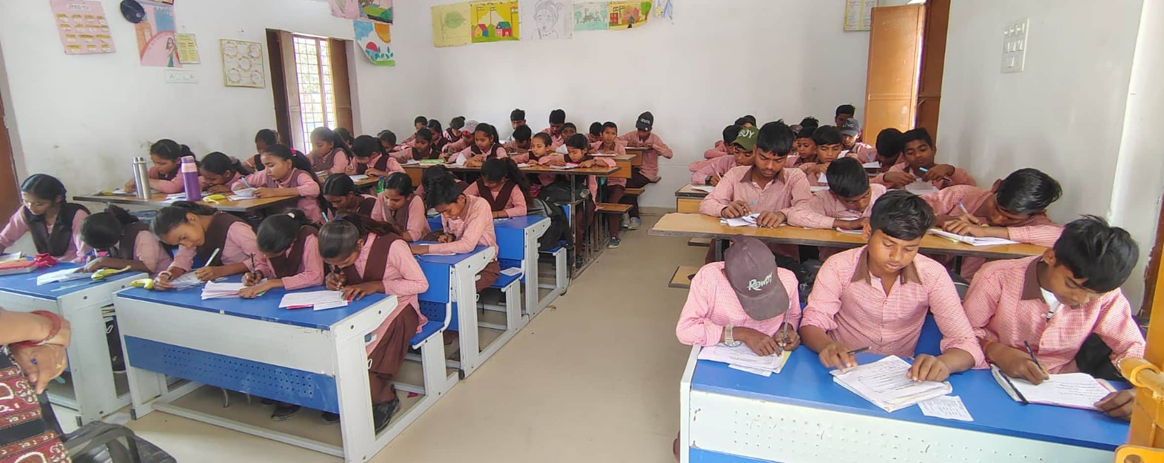 . गौरीगंज स्थित कंपोजिट विद्यालय पचेहरी में परीक्षा देते बच्चे। -संवाद