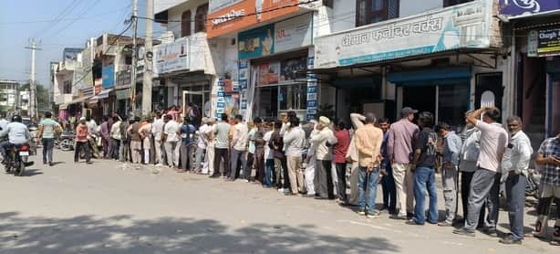 गैस एजेंसी के बाहर गैस बुकिंग करवाने के लिए लगी लंबी कतार। संवाद