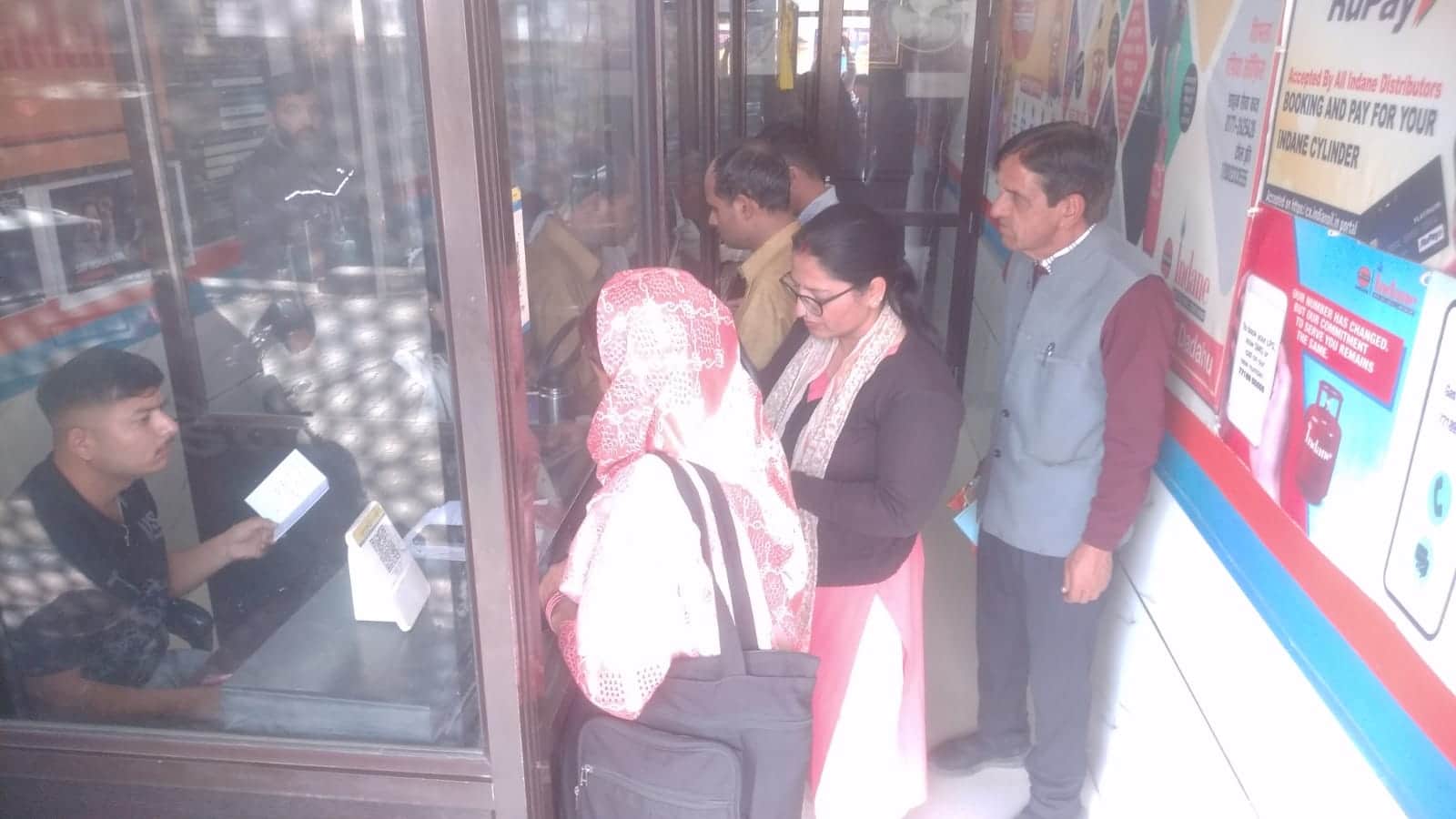 गैस एजेंसी ददाहू में सिलिंडर की बुकिंग करवाने पहुंचे लोग। संवाद