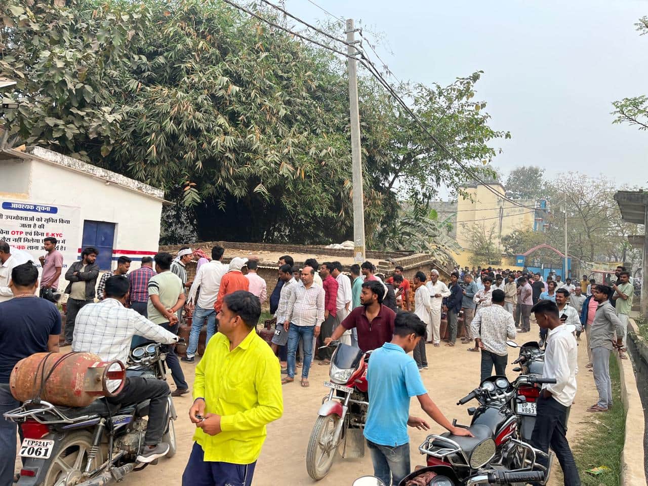 गैस के लिए सलेमपुर के एक गैस गोदाम पर जुटी लोगों की भींड़।  