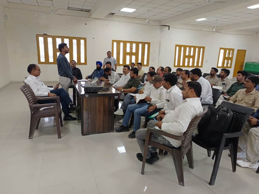 .गांव के विकास  कार्यों को लेकर बैठक करते सरपंच व  ग्राम सचिव। संवाद