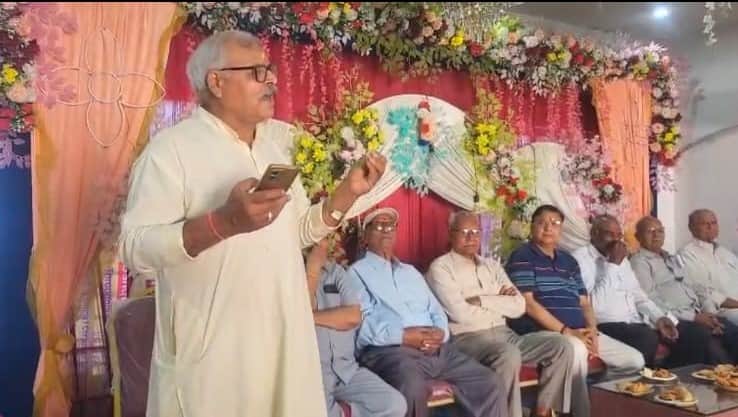 गवर्नमेंट पेंशनर्स वेलफेयर आर्गनाइजेशन के होली मिलन समारोह को संबोधित करते वक्ता, स्रोत सोशल म