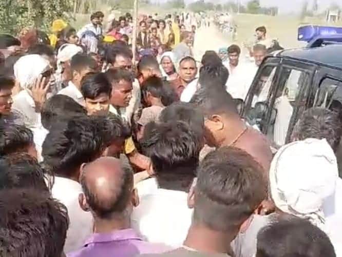 घटना स्थल पर लगी भीड़। स्रोत: सोशल मीडिया