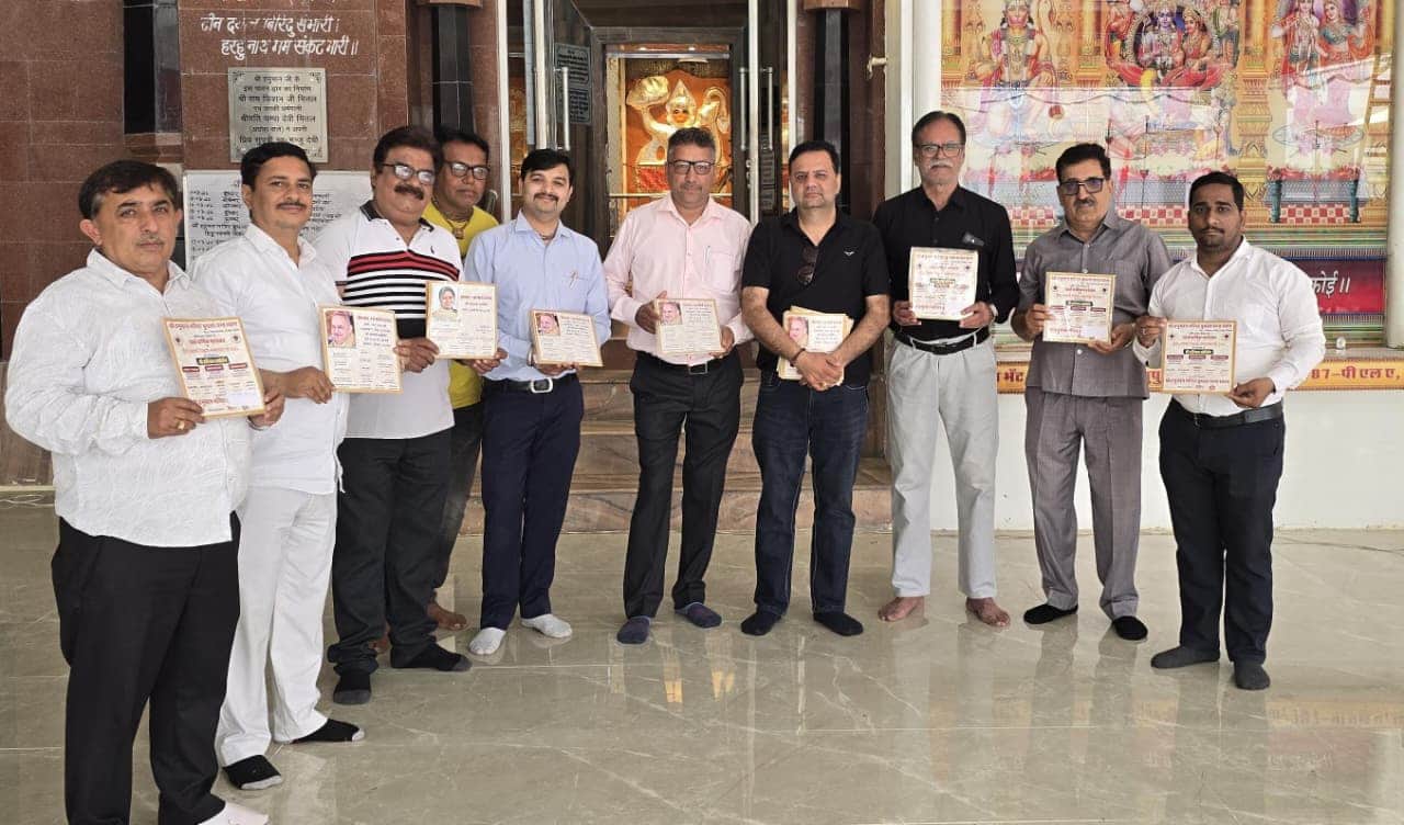 हनुमान मंदिर के वार्षिक महोत्सव और हिंदू नववर्ष विक्रमी संवत समारोह का निमंत्रण देते बुधला संत 