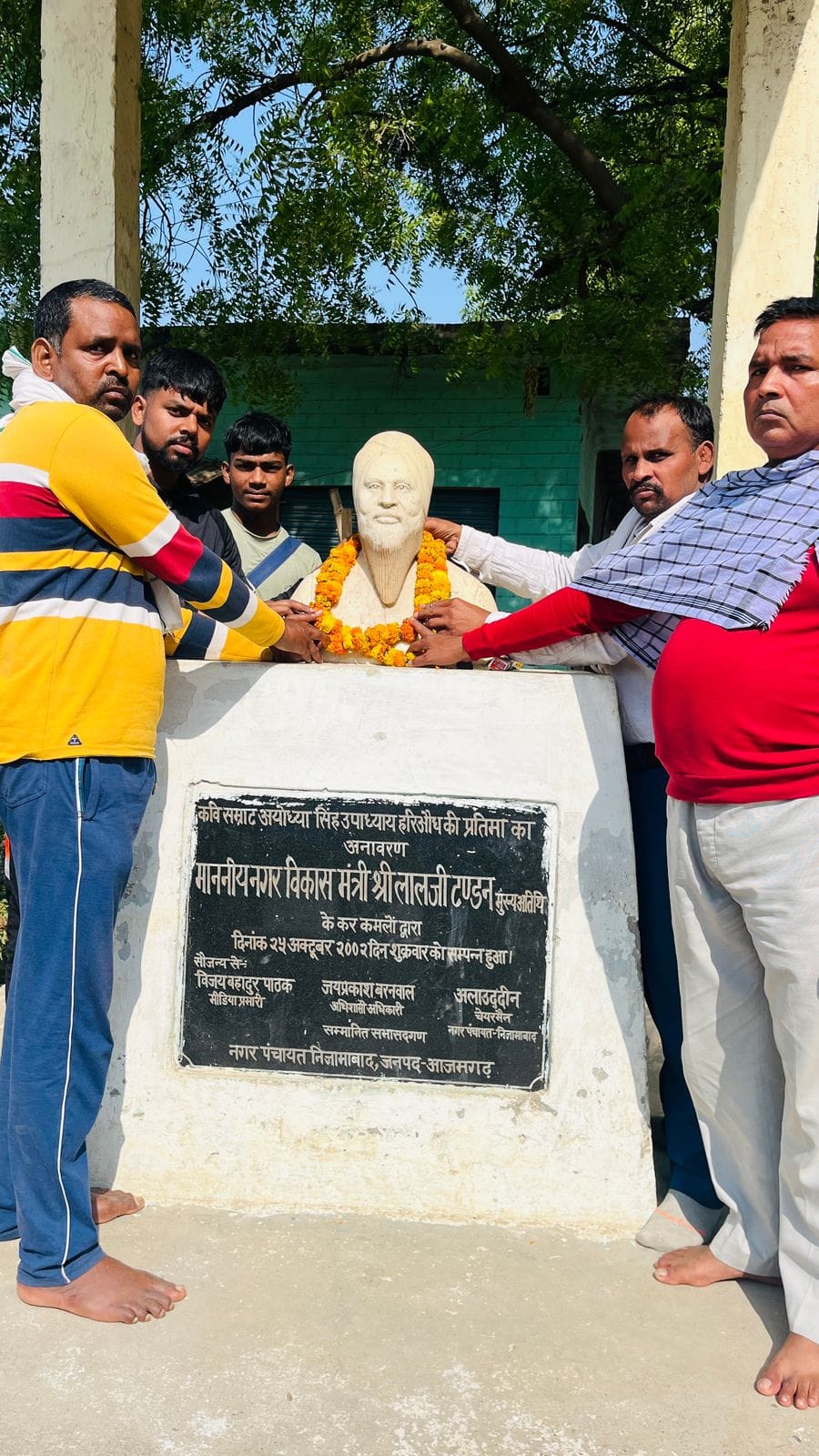 Paid tribute by cleaning the statue of Hariaudh ji