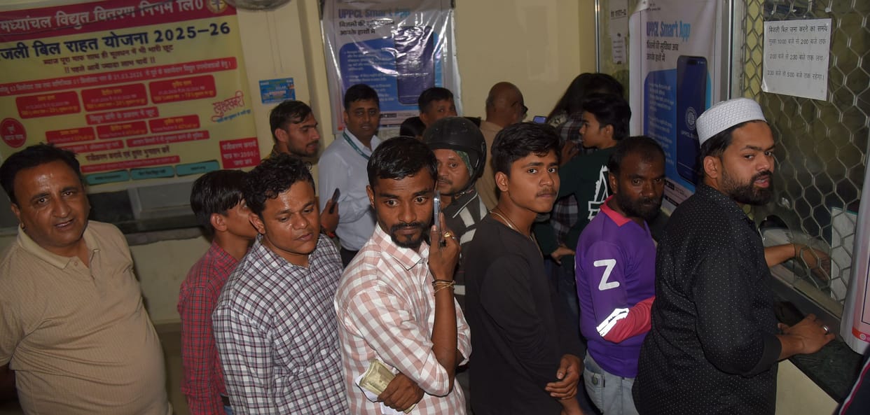 5,885 consumers were left in the dark, and there was a huge uproar at electricity offices, forcing the police to be called in.