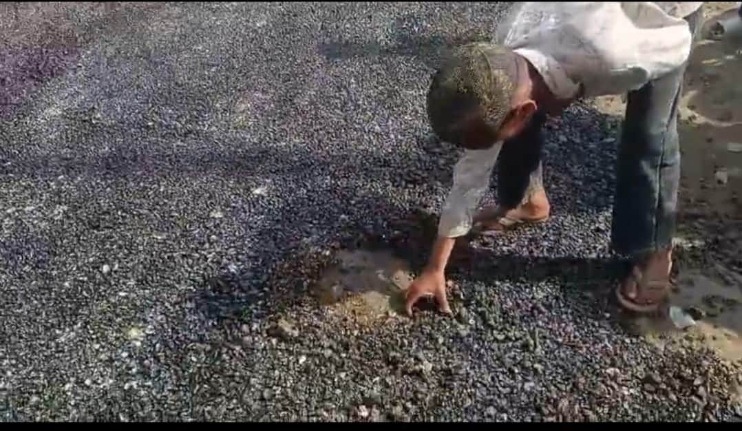 हाथ से सड़क को उखड़ता युवक - वीडियोग्रेब