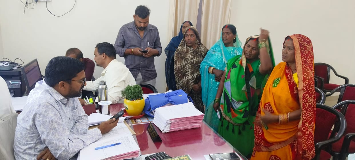 Women reached the municipality with the problem of drainage and submitted a memorandum.