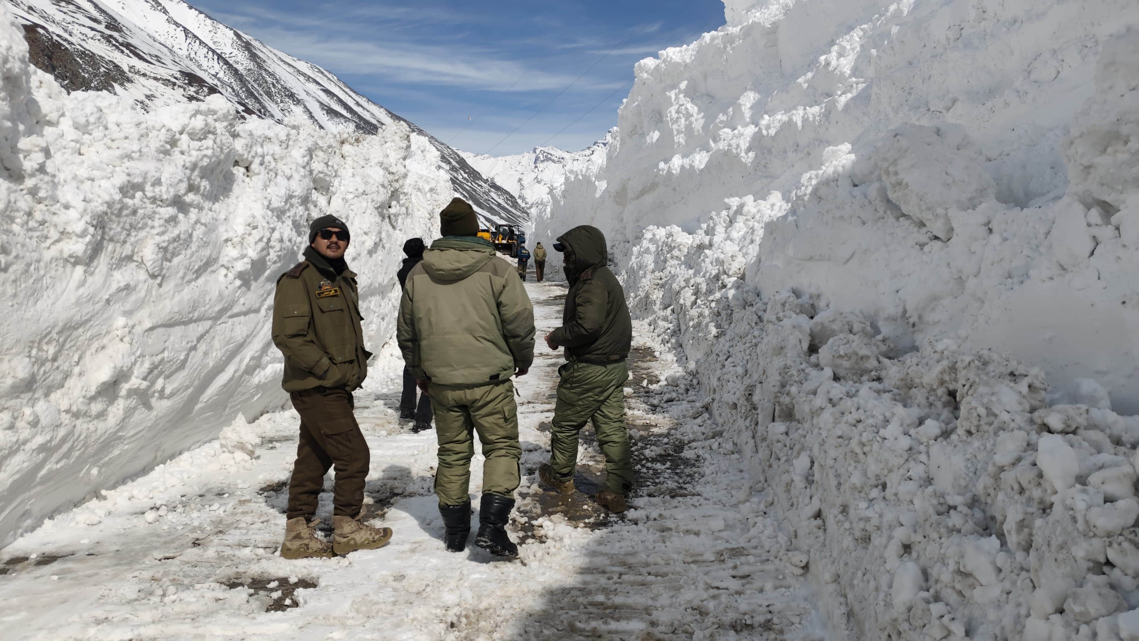 जोजिला टॉप पर तैनात कारगिल पुलिस। स्रोत – सोशल मीडिया