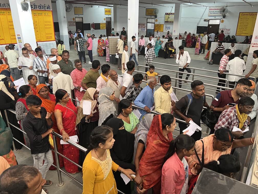 जिला अस्पताल के ओपीडी में लोगाें की लगी लंबी कतार।संवाद
