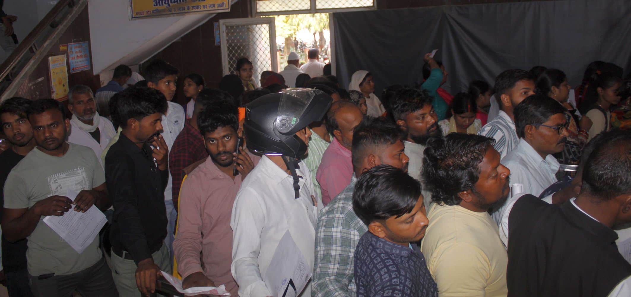 जिला अस्पताल की ओपीडी में दवा लेने के लिए लाइन में खड़े मरीज। 