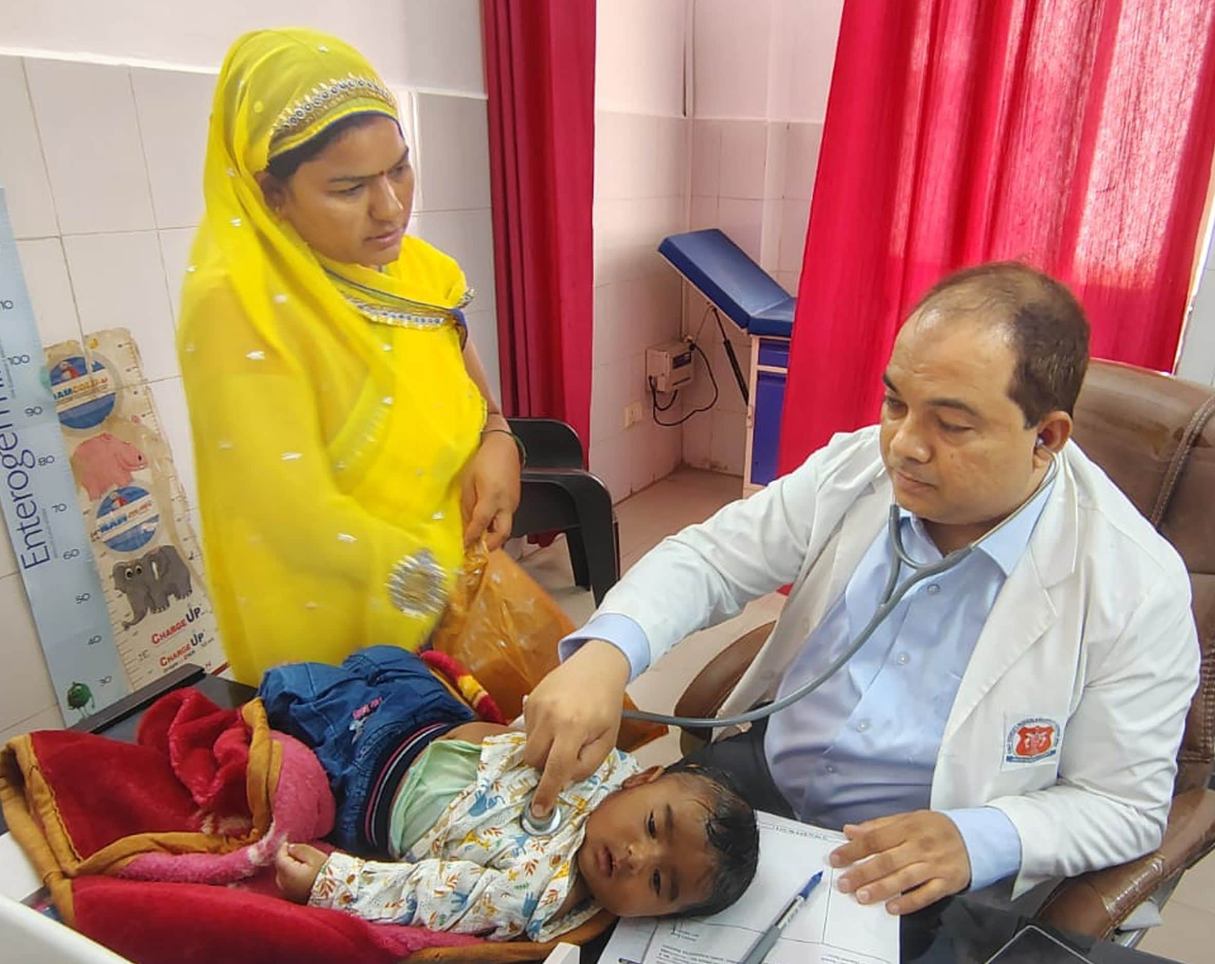  जिला अस्पताल में बच्चे का इलाज करते चिकित्सक। -संवाद