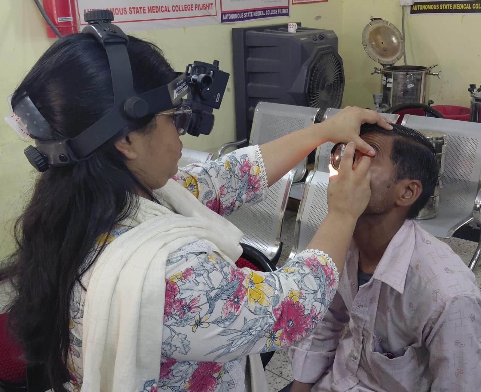 जिला अस्पताल में मरीज की आंख की जांच करतीं चिकित्सक। संवाद