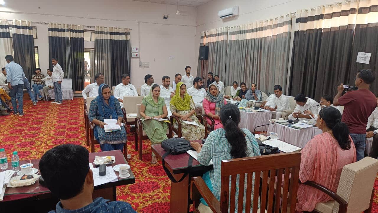 जिला परिषद की बैठक में भाग लेते सदस्य। फाइल फोटो