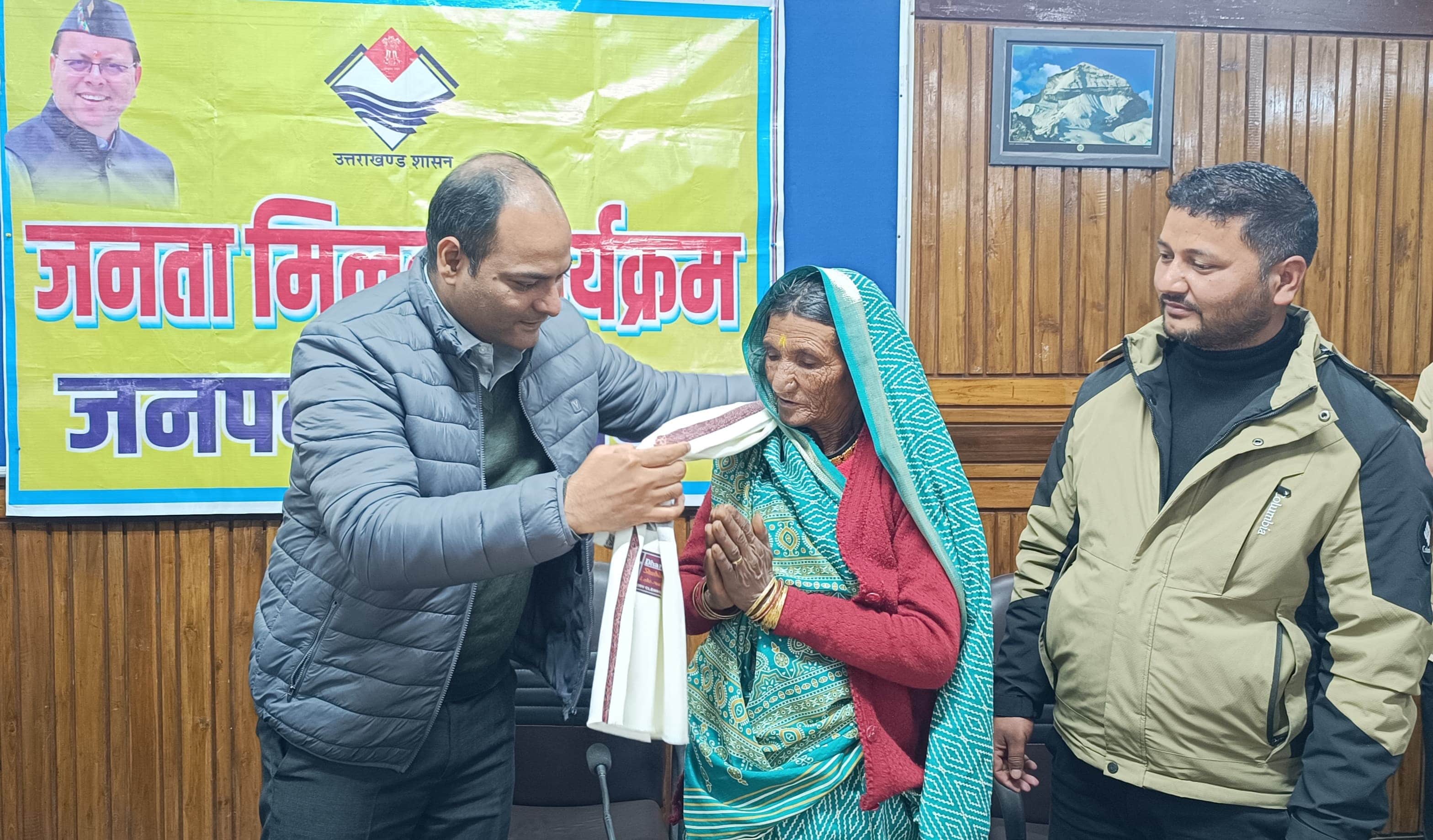 जिला सभागार में भागीरथी देवी को पर्यावरण संरक्षण में अतुलनीय योगदान के लिए सम्मानित करते डीएम। 