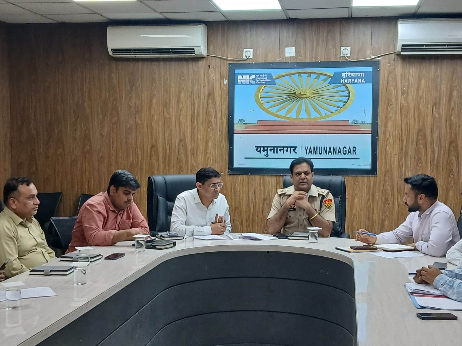 जिला सचिवालय में एसपी कमलदीप गोयल अधिकारियों के साथ बैठक करते हुए। डीआईपीआरओ