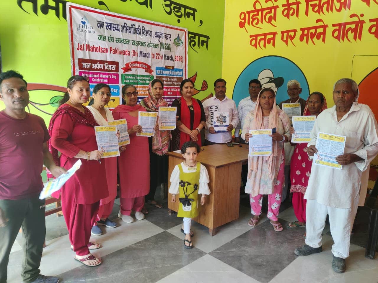 जिला सलाहकार रजनी गोयल सरपंच को पुस्तिका भेंट करते हुए एवं उपस्थित जल एवं सीवरेज समिति के सदस्य