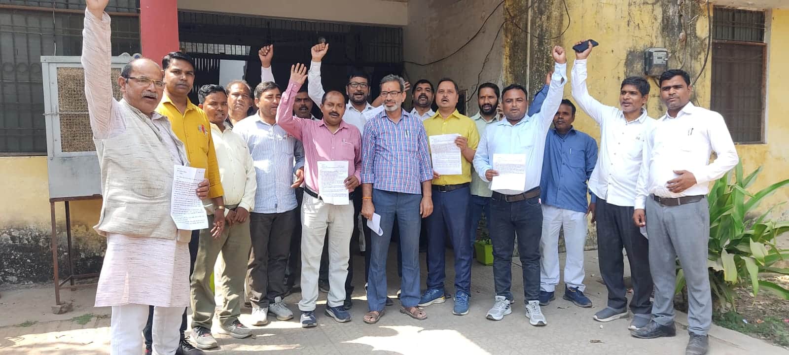 जिला विद्यालय निरीक्षक कार्यालय पर प्रदर्शन करते शिक्षक, स्रोत सोशल मीडिया