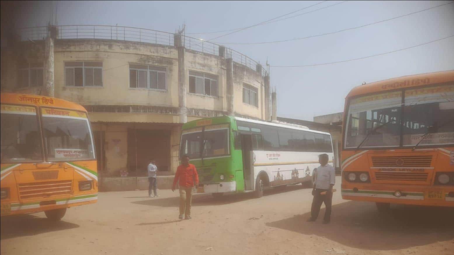 जौनपुर डिपो में खड़ी बसें