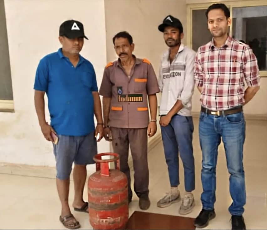 जनसुनवाई में अनोखे प्रकार से शिकायत लेकर पहुंचा युवक