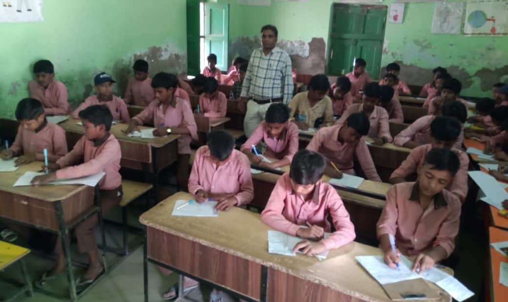 ज्ञानपुर कम्पोजिट विद्यालय पर परीक्षा देते छात्र-छात्राएं। संवाद