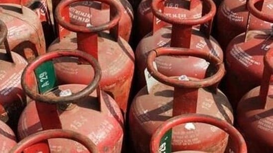Major action against illegal gas storage 435 cylinders seized, FIR registered against agency operator
