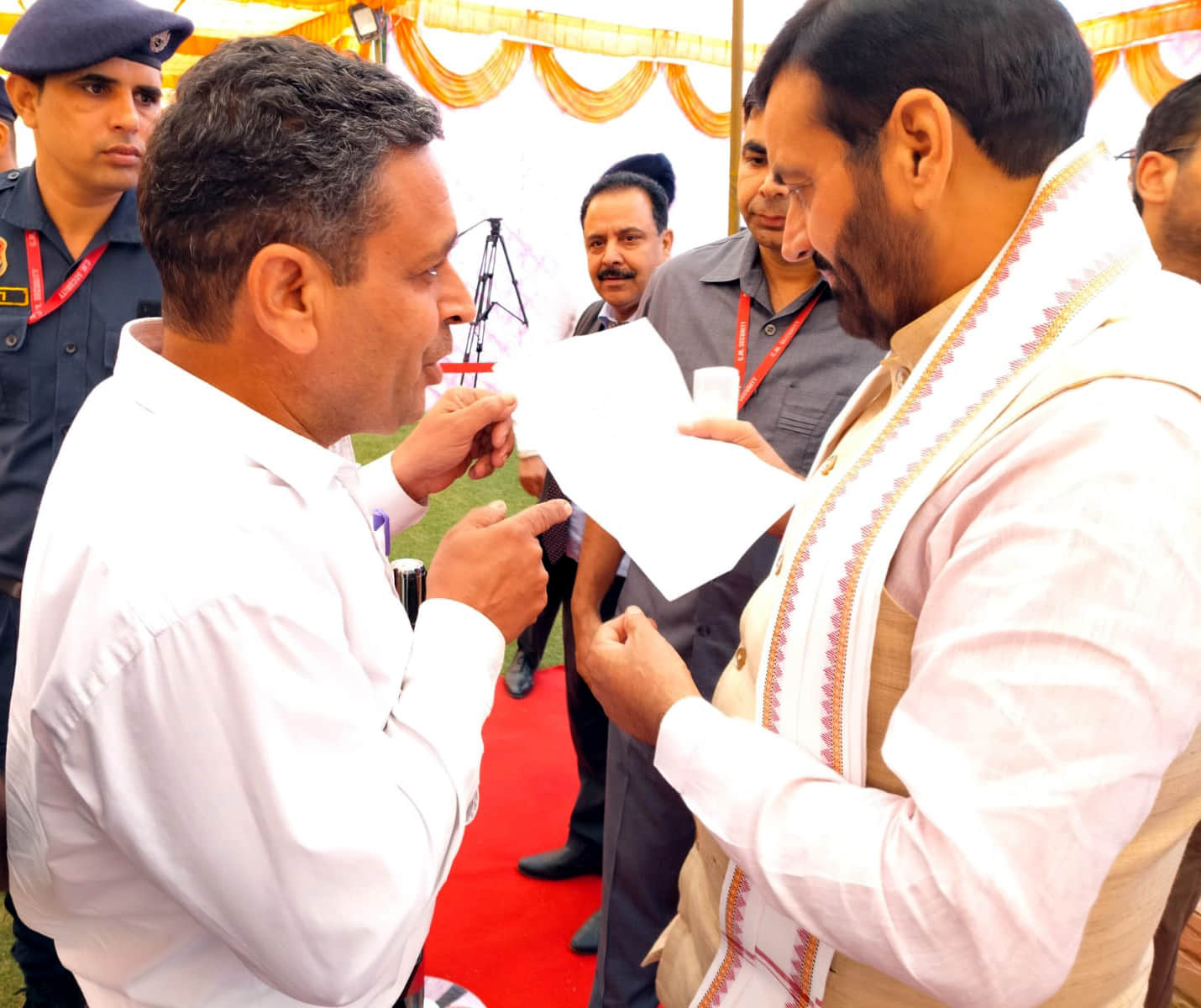 जवाहर नवोदय विद्यालय की मांग को लेकर सीएम को ज्ञापन सौंपते अधिवक्ता कुलवंत। 