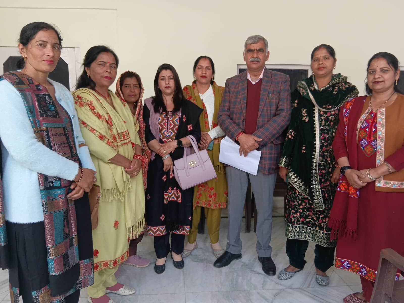 ज्वालामुखी मेंविधायक से मिलते स्वास्थ्य आशा कार्यकर्ता। जागरूक पाठक