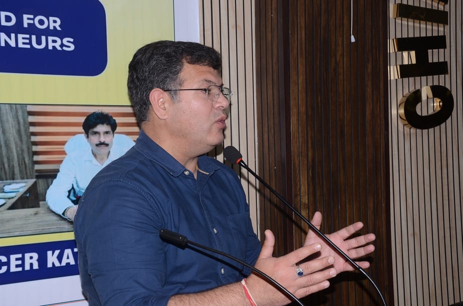 कृषि विभाग की ओर से मधुमक्खी पालन पर आयोजित कार्यक्रम में जानकारी देते हुए वक्तासंवाद