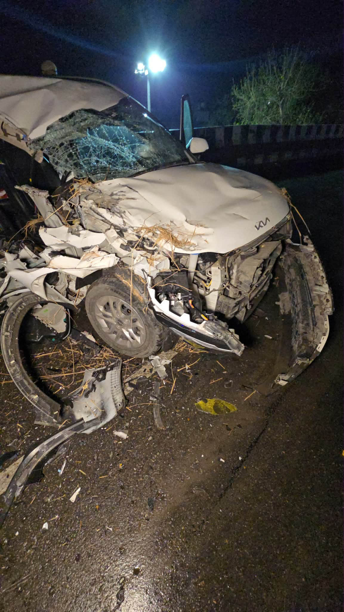 काछवा रेलवे ओवर ब्रिज के ऊपर हुए सड़क हादसे में कार की स्थिति।