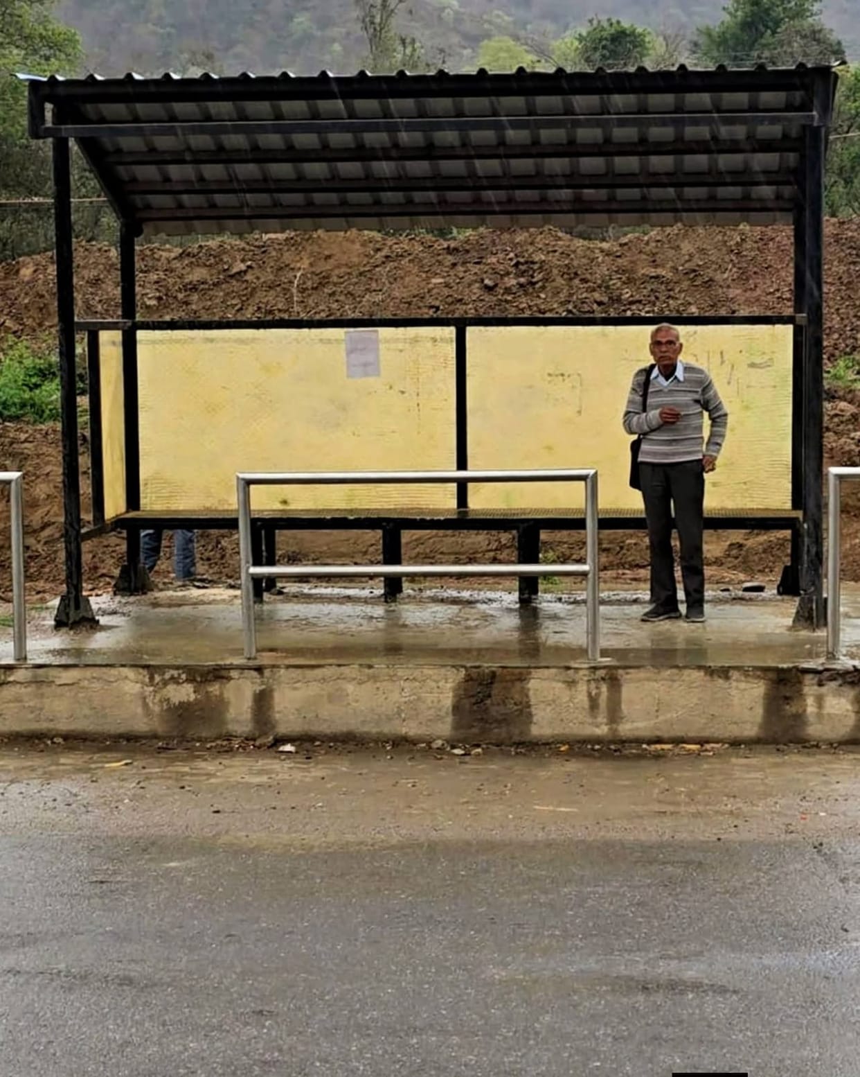 Rain shelters built along the four-lane are unable to protect people from the rain.