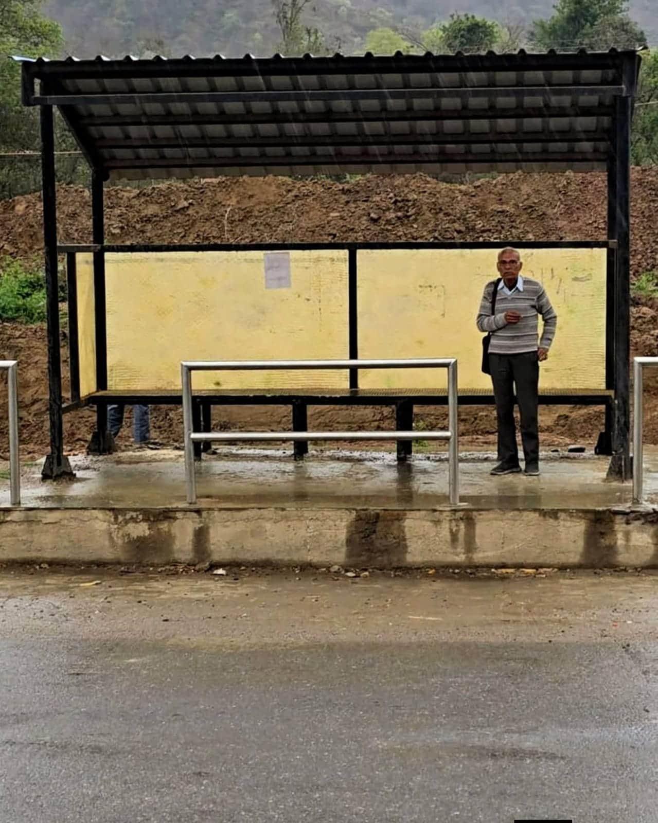 कछियारी से भंगवार के बीच बने फोरलेन (शिमला-मटौर हाईवे) पर बनी आधी अधूरी वर्षाशालिकाएं। संवाद