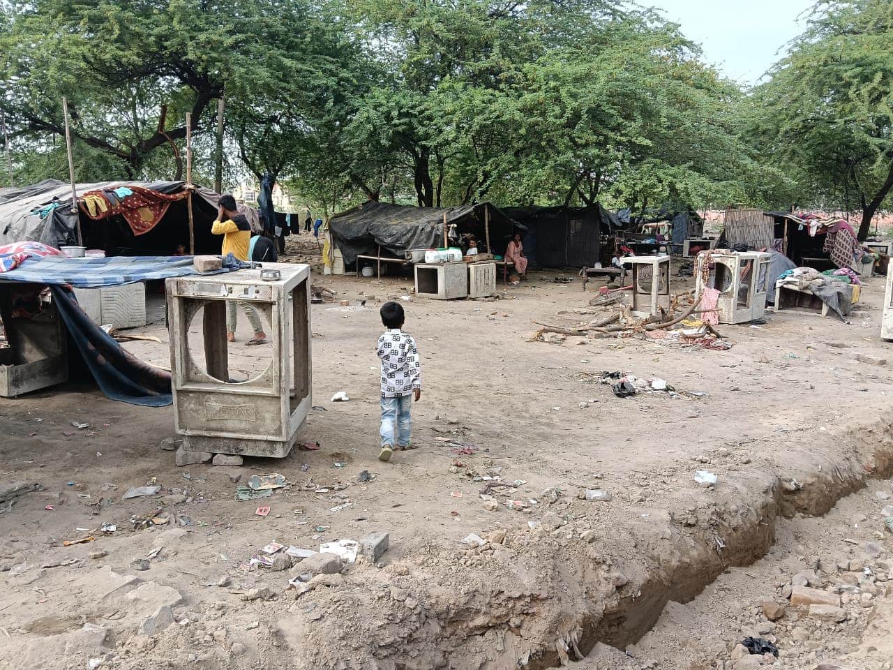 कॉलेज रोड पर पीएच स्कूल के साथ में बनाई गई झुग्गियां। 