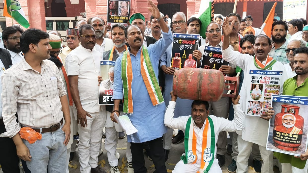 Congress protests against LPG shortage and inflation, protests at Collectorate