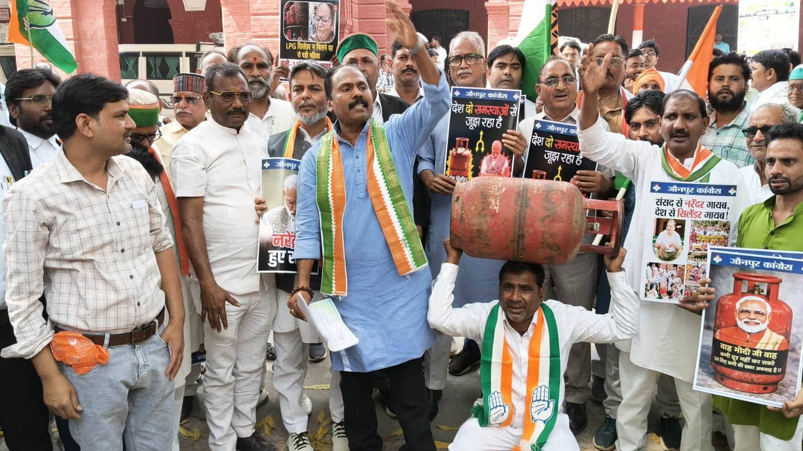 कलेक्ट्रेट में धरना प्रदर्शन करते कांग्रेसी।